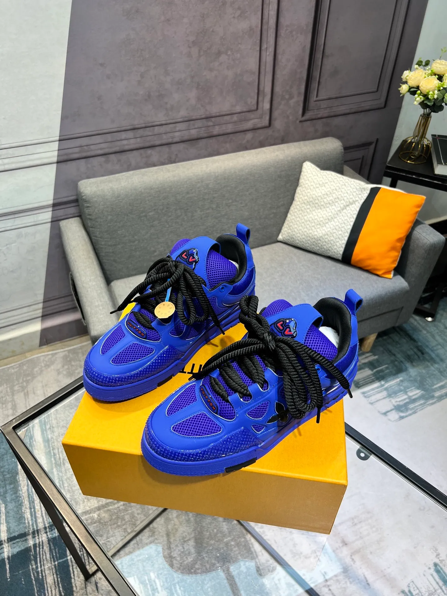 Men's men's shoes💰800 LV top version new style purchasing quality LV~Louis Vuitton LV TRAINER's best-looking sneakers, donkey brand strongly promotes new products, official website limited edition retro basketball sneakers! Both high-top and low-top models spent money to purchase 1:1 accurate reproductions of the originals. The details are invincible and full of sincerity. The imported custom-made original cowhide leather is the same as the original package. The details are 100% restored. The private model customizes the original one-piece TPU outsole. It is different from other brands. Without the original version, this effect cannot be achieved!                Men's and women's models 35-40 39-45 (46 is custom-made and cannot be returned or exchanged)